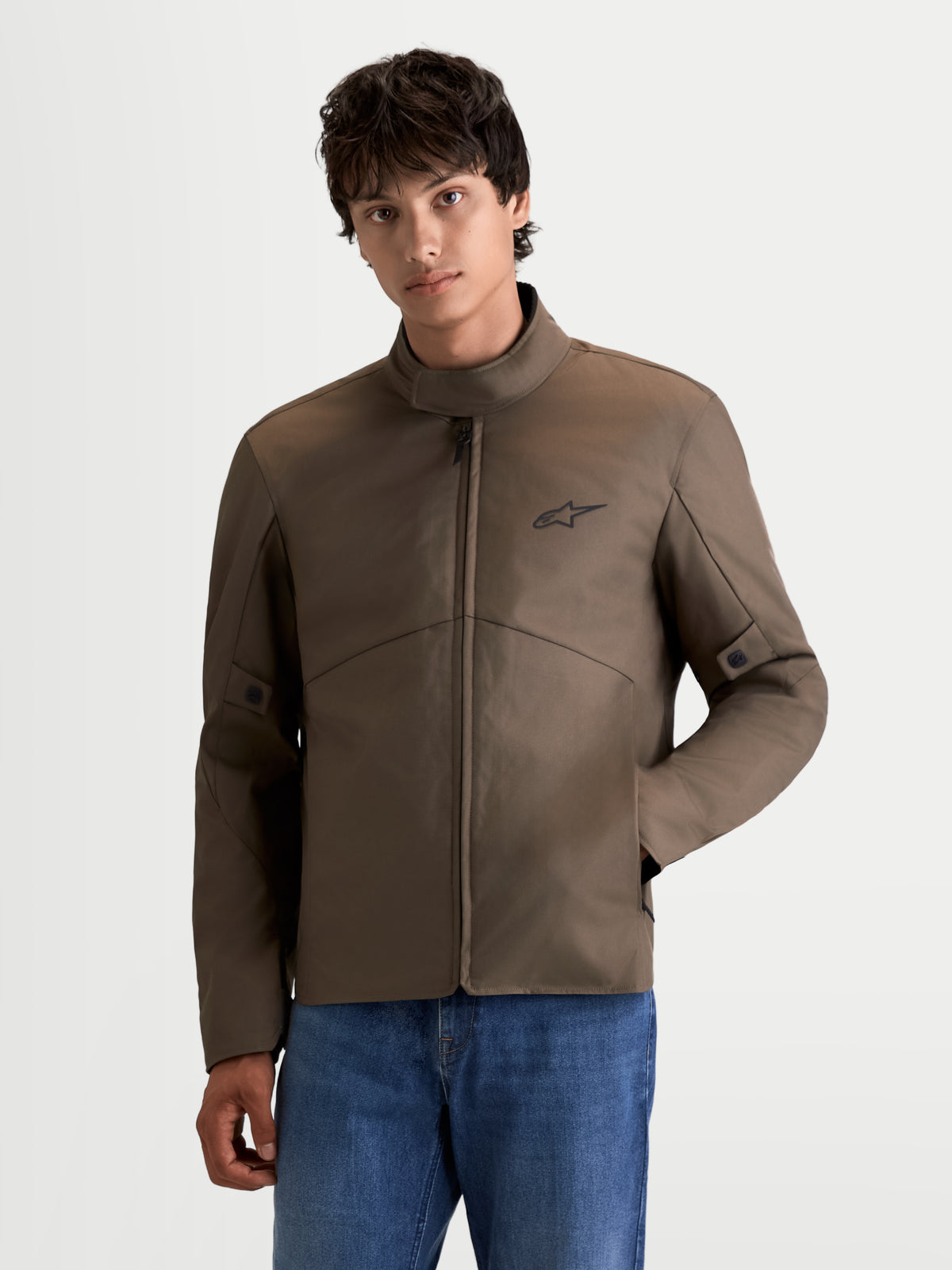 Alpinestars C-1 Waterproof Jas, heren urban contemporary motorjas van textiel in walnootbruin, vooraanzicht gedragen door een model met waterdichte constructie en ergonomische kraag
