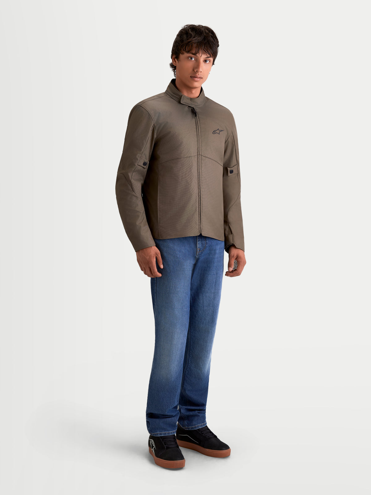 Alpinestars C-1 Waterproof Jas, stedelijke urban contemporaine textiel motorjas voor heren in walnootbruin en zwart, vooraanzicht op model met spijkerbroek, met 450D polyfabric constructie en comfortabele kraag