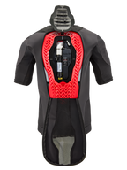 Alpinestars Tech-Air® 5 Plasma Airbag Vervangingscanister, getoond in een Tech-Air® 5 Plasma vest, zwart kledingstuk met een felrood honingraatvormig intern frame, voorzien van de argon gascilinder en elektronische unit, technische motorveiligheidsuitrusting.