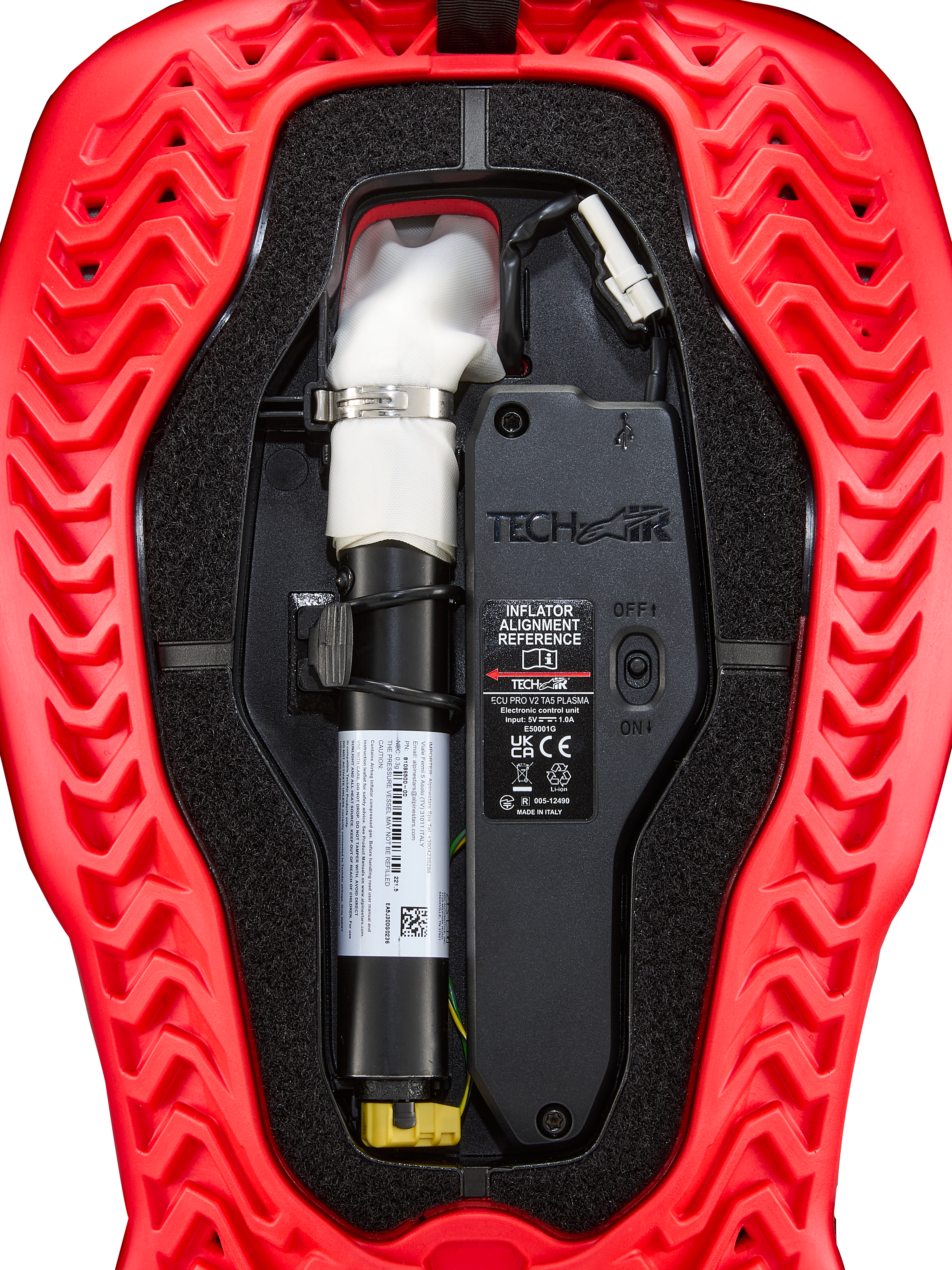 Alpinestars Tech-Air® 5 Plasma airbag vervangingscilinder, accessoire voor airbagsysteem, rood en zwart, close-up binnenzijde met de witte argon inflator-cilinder met zilveren klem, elektronische regeleenheid met AAN/UIT-schakelaar en gegolfde, geribbelde rode buitenkant