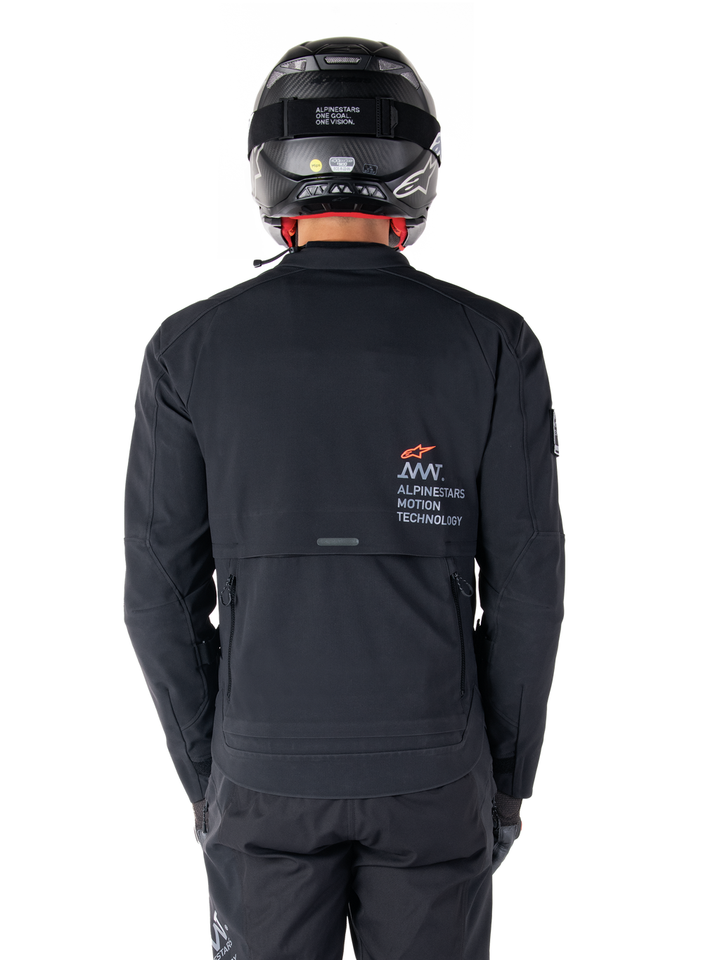 Alpinestars AMT-8 Stretch Drystar® XF Jas, achteraanzicht, zwart, gedragen met een zwarte helm en broek, met Alpinestars Motion Technology-branding op de rug, adventure touring-ontwerp met ergonomisch stretchmateriaal.