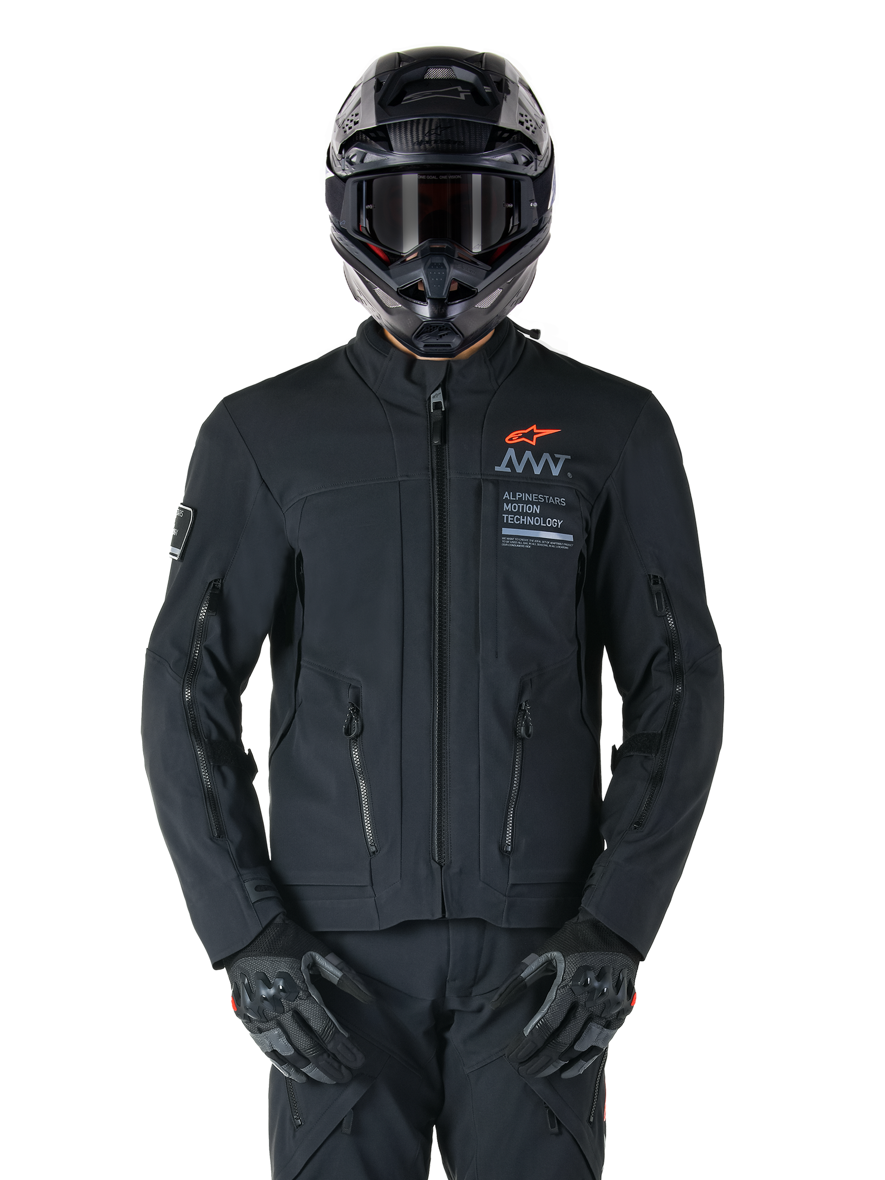 Alpinestars AMT-8 Stretch Drystar® XF Jas, zwarte motorjas, voorzien van een oranje Alpinestars-logo en grijze AMT-branding, hoge kraag met rits aan de voorzijde en ventilatieopeningen, gedragen met zwarte helm en handschoenen, beschermende adventure touring-uitrusting