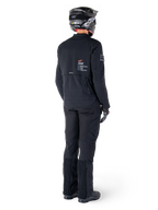 Alpinestars AMT-8 Stretch Drystar® XF Jas, zwart, achteraanzicht van een motorrijder die de jas draagt met bijpassende zwarte broek en een zwarte helm, voorzien van 'Alpinestars Motion Technology' branding op de rug, technisch stretchmateriaal voor adventure motorrijden