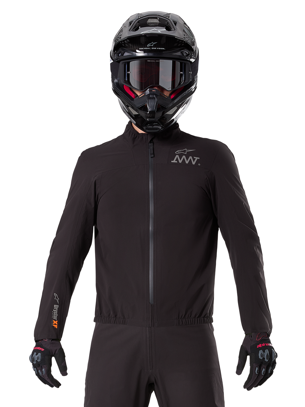 Alpinestars AMT-8 Stretch Drystar® XF liner, zwarte waterdichte motorvoering, voorzien van een ritssluiting aan de voorzijde en een elastische taille, AMT-logo op de borst en Drystar XF-branding op de mouw, gedragen met een zwarte helm en handschoenen.