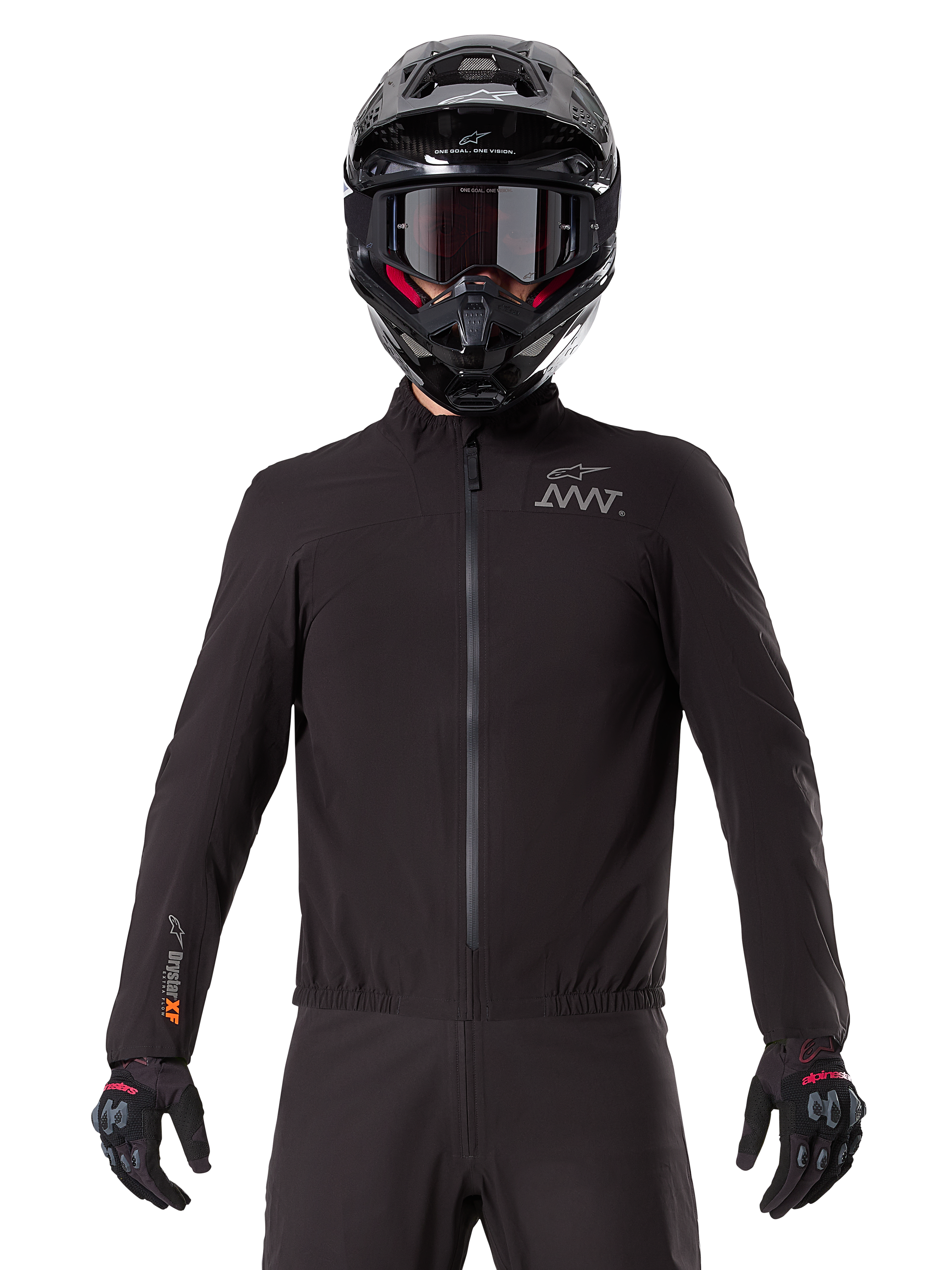 Alpinestars AMT-8 Stretch Drystar® XF liner, zwarte waterdichte motorvoering, voorzien van een ritssluiting aan de voorzijde en een elastische taille, AMT-logo op de borst en Drystar XF-branding op de mouw, gedragen met een zwarte helm en handschoenen.