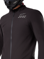 Alpinestars AMT-8 Stretch Drystar® XF Jacket Liner, zwarte waterdichte en winddichte stretchlaag, opvouwbaar technisch kledingstuk voor adventure motorrijden