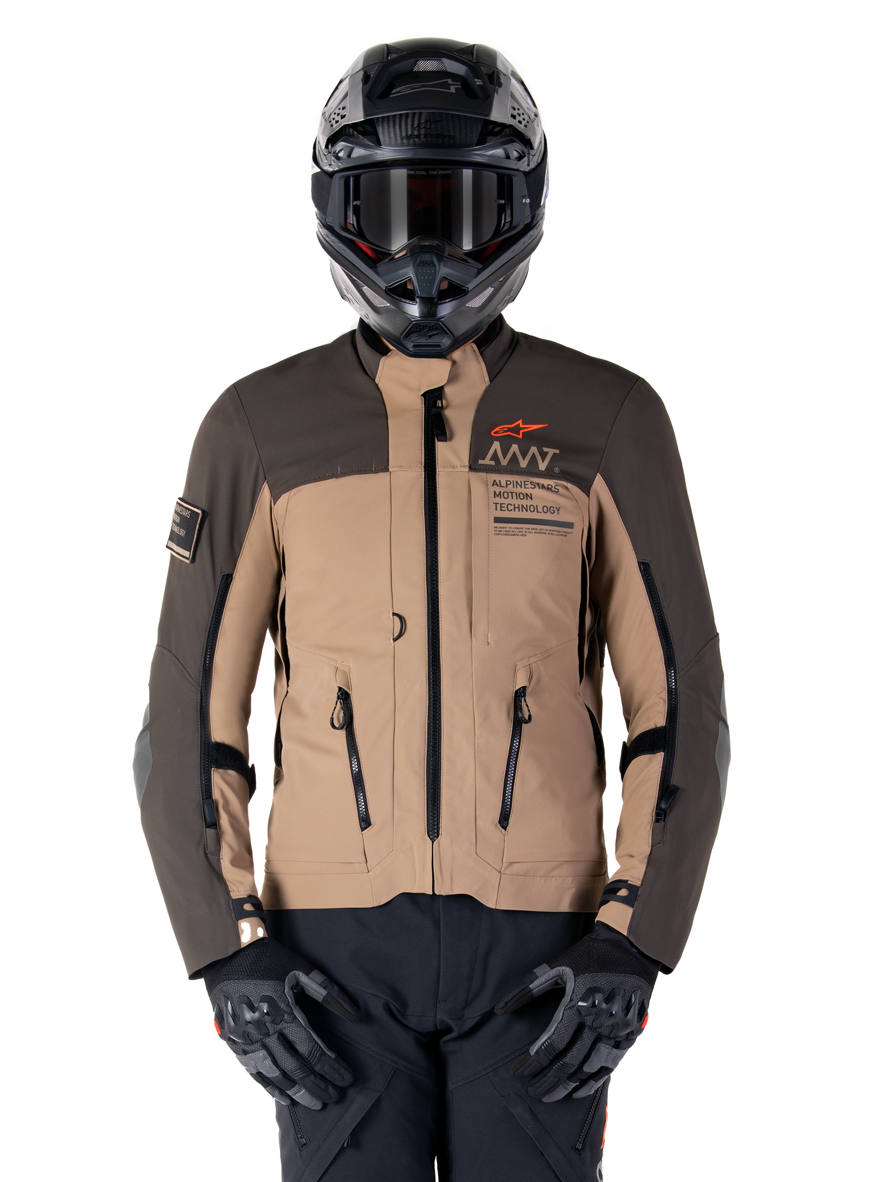 Alpinestars AMT-8 Stretch Drystar XF jas, adventure touring motorjas, donkerkhaki en donkerbruin, voorzien van oranje Astars-logo en zwarte ritsen, gedragen met zwarte adventure-helm en handschoenen, volledige motoruitrusting