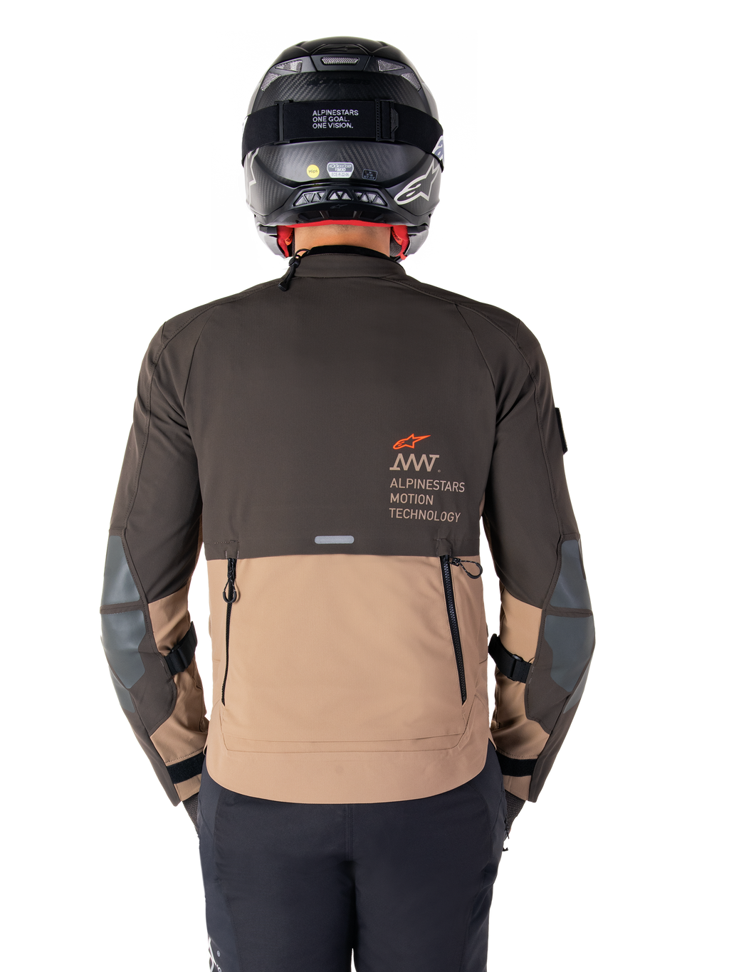 Alpinestars AMT-8 Stretch Drystar® XF Jas, achteraanzicht, donkerbruin en donkerkhaki tweekleurig ontwerp, voorzien van Alpinestars Motion Technology-branding, cargozak met rits aan de achterkant en beschermende elleboogpanelen, adventure touring motorkleding