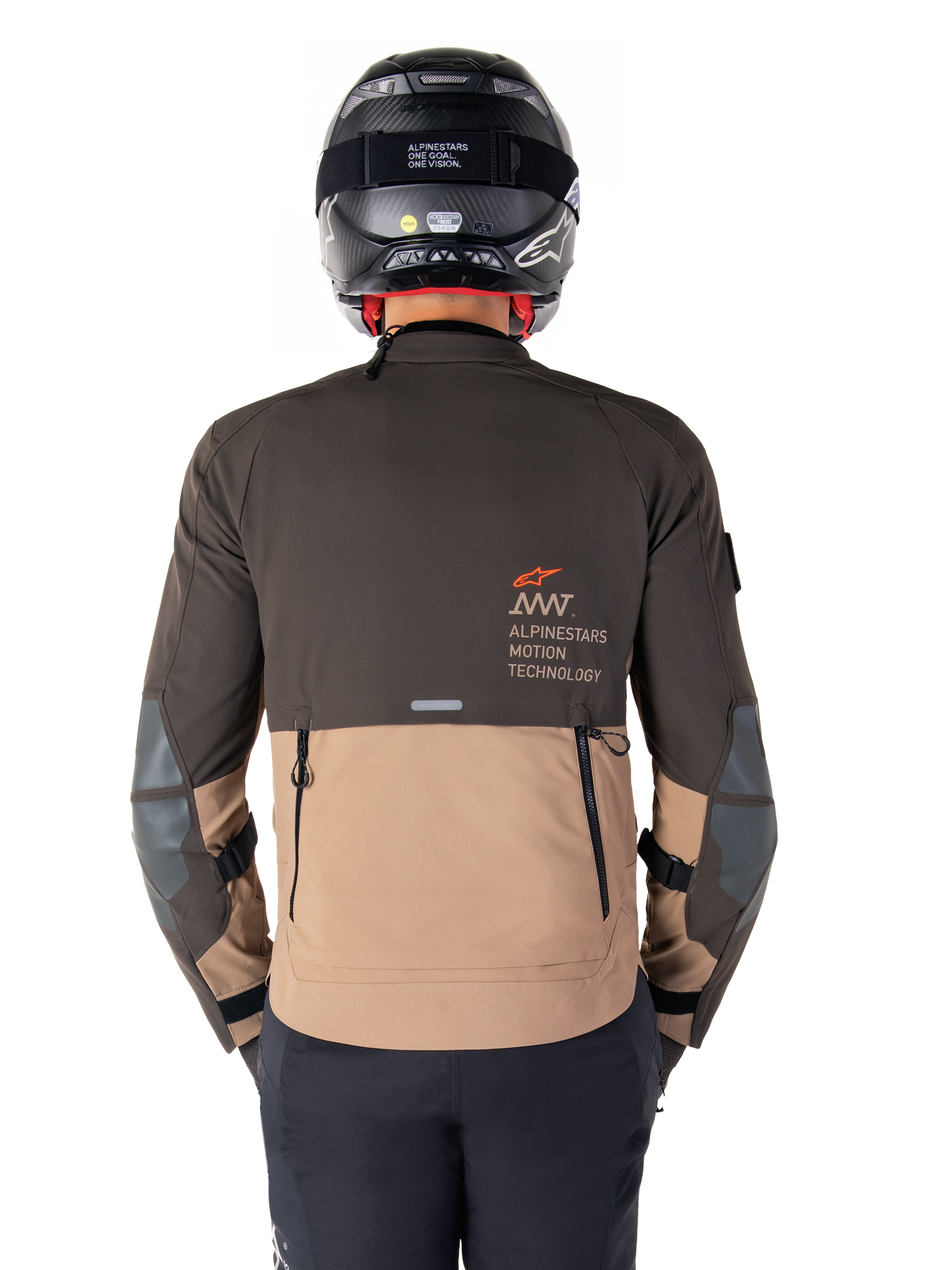 Alpinestars AMT-8 Stretch Drystar® XF Jas, achteraanzicht, donkerbruin en donkerkhaki tweekleurig ontwerp, voorzien van Alpinestars Motion Technology-branding, cargozak met rits aan de achterkant en beschermende elleboogpanelen, adventure touring motorkleding