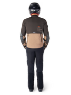 Alpinestars AMT-8 Stretch Drystar® XF Jas, adventure touring motorjas, donkerbruin en donker khaki, achteraanzicht met Alpinestars Motion Technology branding op de rug, gedragen met zwarte broek en zwarte integraalhelm, performance stretch textiel voor adventure motoruitrusting