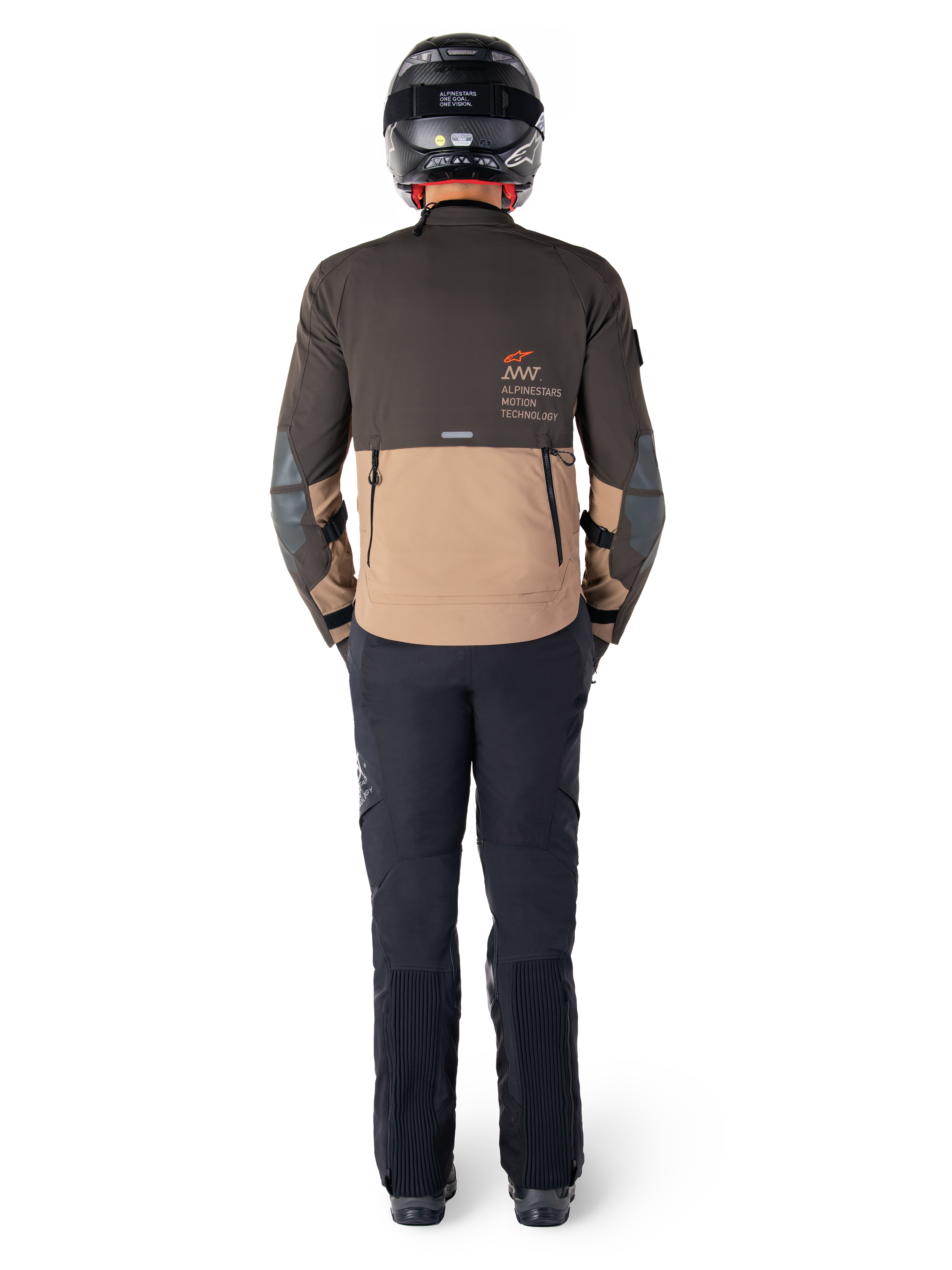 Alpinestars AMT-8 Stretch Drystar® XF Jas, adventure touring motorjas, donkerbruin en donker khaki, achteraanzicht met Alpinestars Motion Technology branding op de rug, gedragen met zwarte broek en zwarte integraalhelm, performance stretch textiel voor adventure motoruitrusting