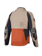 Alpinestars AMT-8 Stretch Drystar® XF Jas, Walnut Rust Black, achteraanzicht met beige en roestbruine panelen en zwarte mouwen, Alpinestars Motion Technology-branding op de rug, versterkte elleboogstukken en rugventilatie in dakpanontwerp voor avontuurlijk motorrijden.