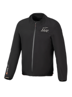 Alpinestars AMT-8 Stretch Drystar® XF Jacket Liner, zwarte lichtgewicht waterdichte stretch jas, ritssluiting voorzijde, AMT-logo op de borst, Drystar® XF-branding op de rechtermouw, elastische kraag en manchetten