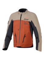Alpinestars AMT-8 Stretch Drystar® XF Jas, adventure motorjas, Walnut Rust Black kleurstelling, met beige bovenpanelen, roestoranje romp en zwarte accenten, met opvallende ventilatieritsen en AMT-branding op de borst