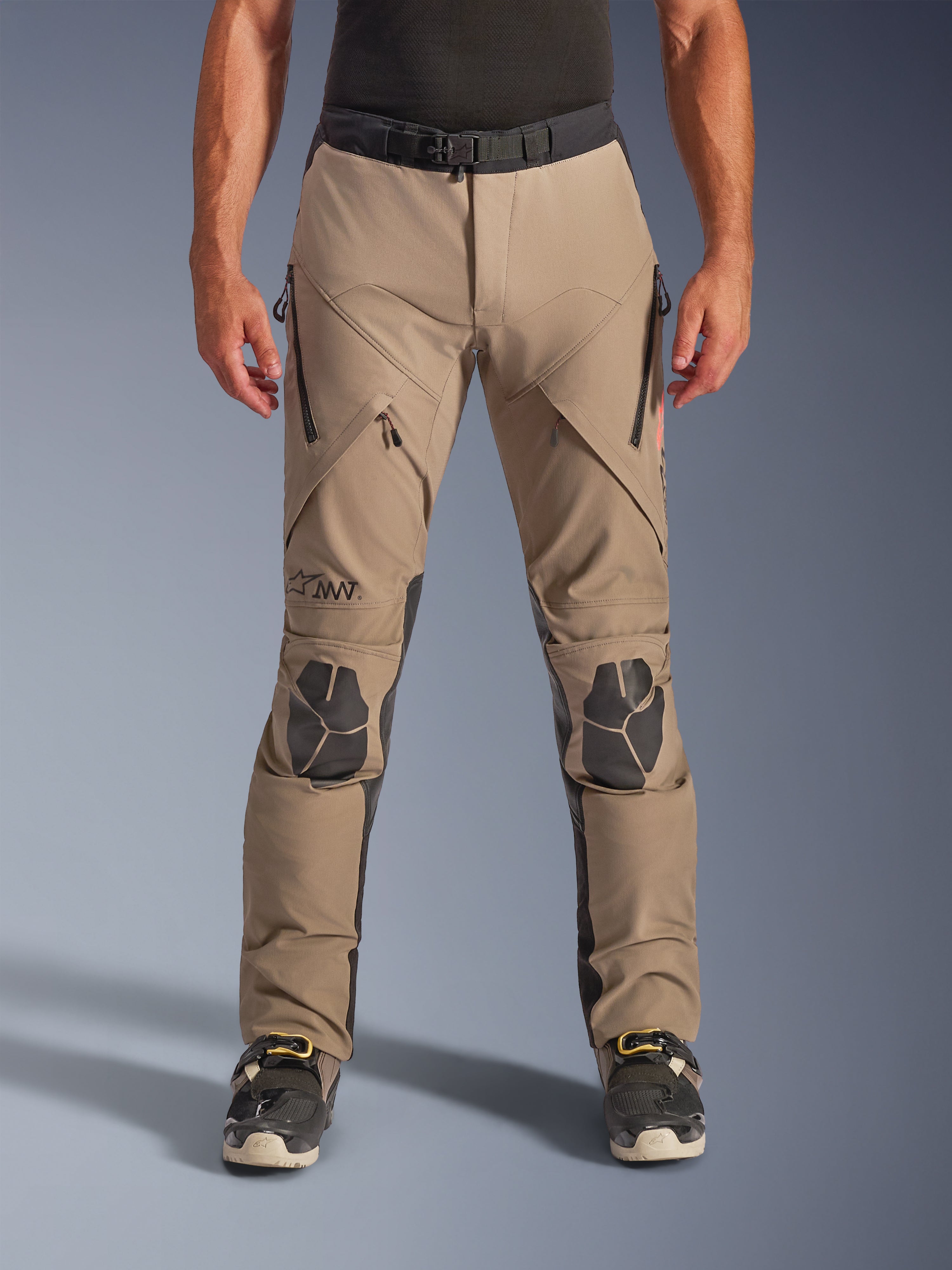 Alpinestars AMT-8 Stretch Drystar® XF Pants, walnoot en zwarte adventure motorbroek, voorzien van ventilatieritsen op de dijbenen, zwarte versterkte kniepanelen en een verstelbare tailleriem, ontworpen voor toerritten in alle weersomstandigheden.