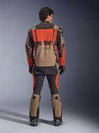 Alpinestars Halo Pro Drystar® XF Gelamineerde Jas, Walnut Rust Black, achteraanzicht, adventure touring jas met modulair ontwerp en grote waterdichte achterzak, gedragen met bijpassende technische broek.