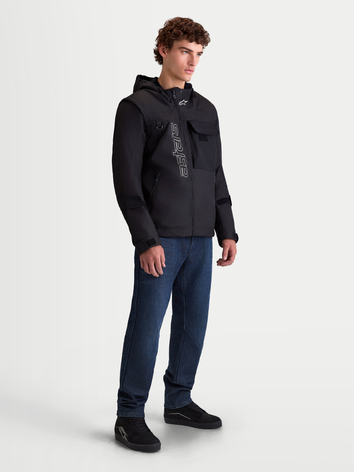 Alpinestars Morfex Parka waterproof motorjas, urban textiel motorjas voor heren in het zwart, driedriekwartsweergave op een model met capuchon
