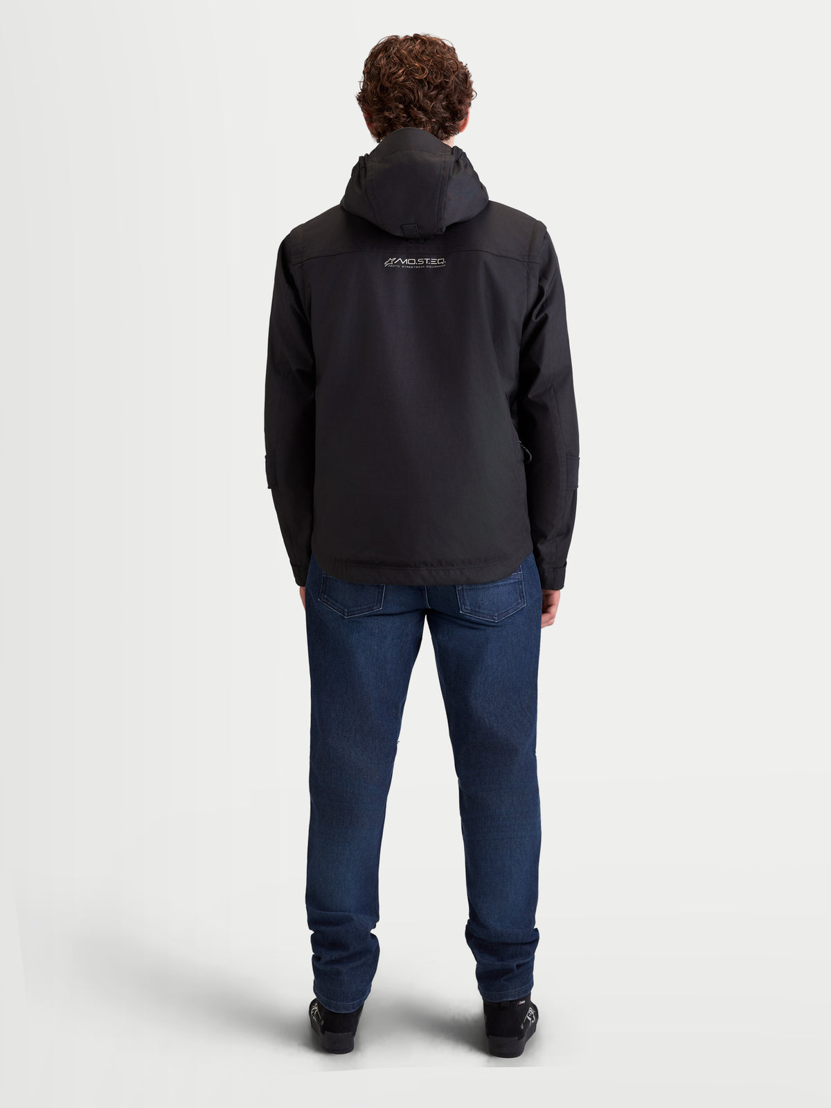 Alpinestars Morfex Parka Waterproof Jacket, urban contemporary motorjas voor heren in zwart, achteraanzicht op model met geïntegreerde capuchon en casual motordenim