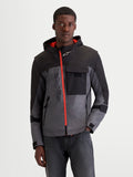 Alpinestars Morfex Parka WP jas, heren urban motorjas in grijs en zwart, met contrasterende oranje ritssluiting aan de voorzijde, geïntegreerde capuchon en textielconstructie, vooraanzicht op model