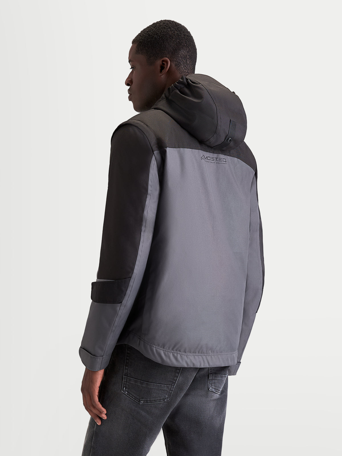 Alpinestars Morfex Parka WP jas, urban contemporary heren motorjas in maanrijs en zwart, achteraanzicht op model met geïntegreerde capuchon en waterdichte textielconstructie