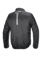 Alpinestars Hurricane Rain V2 Jas, waterdichte motorregenjas, zwart, achteraanzicht met een groot verticaal wit Alpinestars-logo en woordmerk midden op de rug, lichtgewicht gelamineerde stof met elastische manchetten en taille