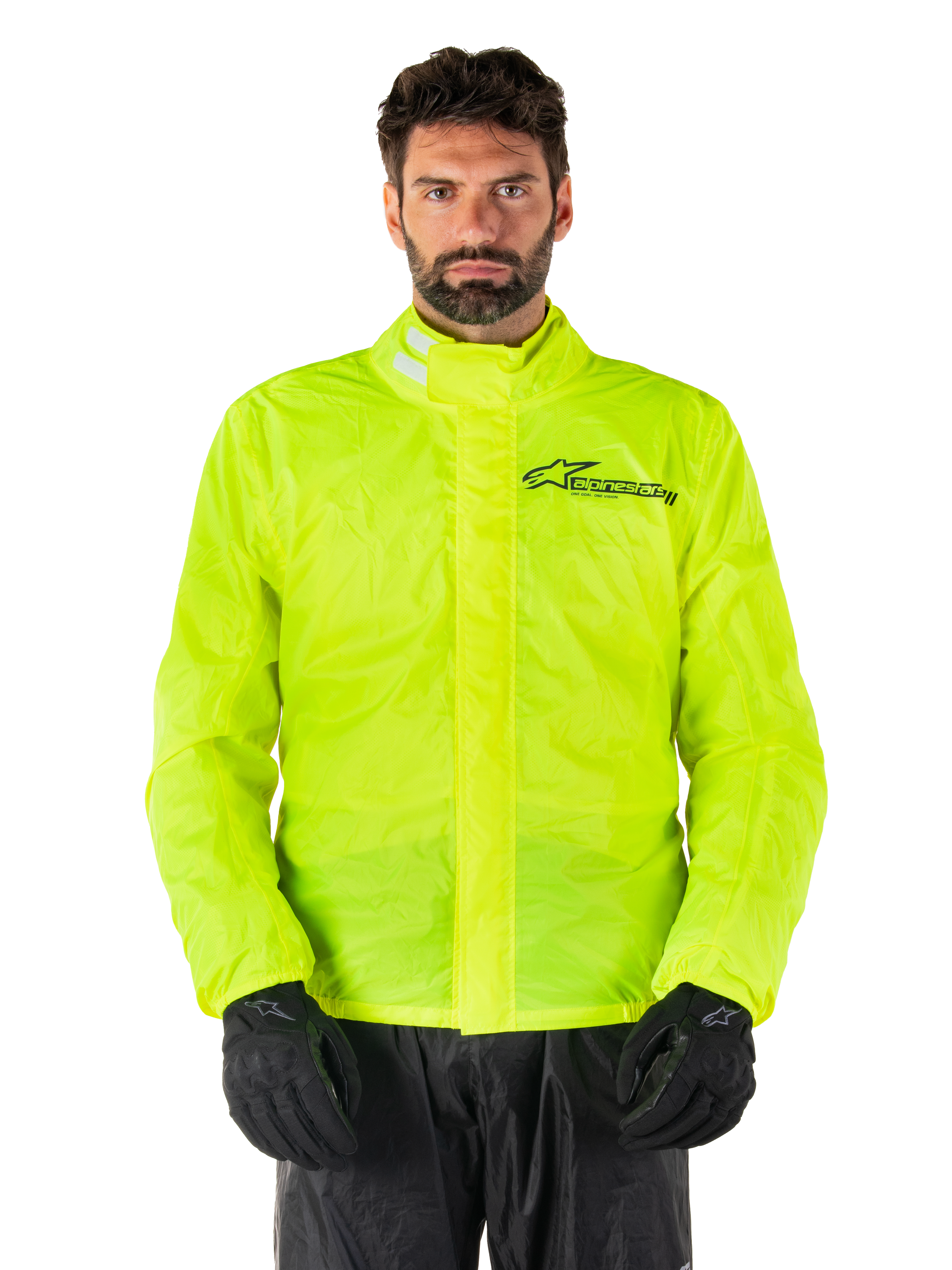 Alpinestars Hurricane Rain V2 Jacket, motorregenjas, neongeel, gedragen door een model met zwarte broek en handschoenen, hoge kraag met reflecterende tabs, stormflap aan de voorzijde met Alpinestars-logo, waterdichte kleding met hoge zichtbaarheid