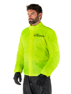 Alpinestars Hurricane Rain V2 Jas, Yellow Fluo, opvallende fluorescerend gele waterdichte motorregenjas, dubbele klepsluiting aan de voorzijde, Alpinestars-logo op de borst, lichtgewicht en opvouwbaar ontwerp voor rijden in natte weersomstandigheden