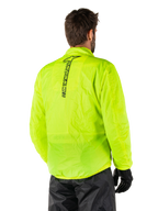 Alpinestars Hurricane Rain V2 Jas, Yellow Fluo, achteraanzicht gedragen door mannelijk model, met verticaal zwart Alpinestars-woordmerk op het midden van de rug, elastische taille en manchetten, waterdicht en opvouwbaar ontwerp