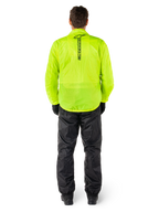 Alpinestars Hurricane Rain V2 jas en broek, waterdicht motorregenpak, fel fluorgele jas met verticaal zwart logo op de rug, zwarte broek, lichtgewicht textielmateriaal ontworpen voor bescherming in natte weersomstandigheden, persoon van achteren gezien