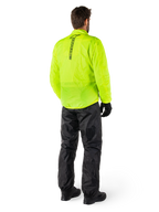 Alpinestars Hurricane Rain V2 Jacket in Yellow Fluo en Hurricane Rain V2 Pant in Black, persoon van achteren gezien, verticaal logo op de rug van de jas, waterdichte motorregenkleding met zwarte handschoenen en laarzen