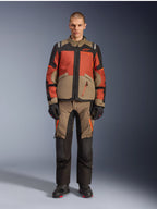 Alpinestars Andes V4 Drystar® Jas, adventure motorjas, Walnut Rust Black, gedragen met bijpassende broek en handschoenen, multi-tonaal ontwerp met roestoranje en walnootbruine panelen, duurzame textiele kleding voor all-terrain ritten
