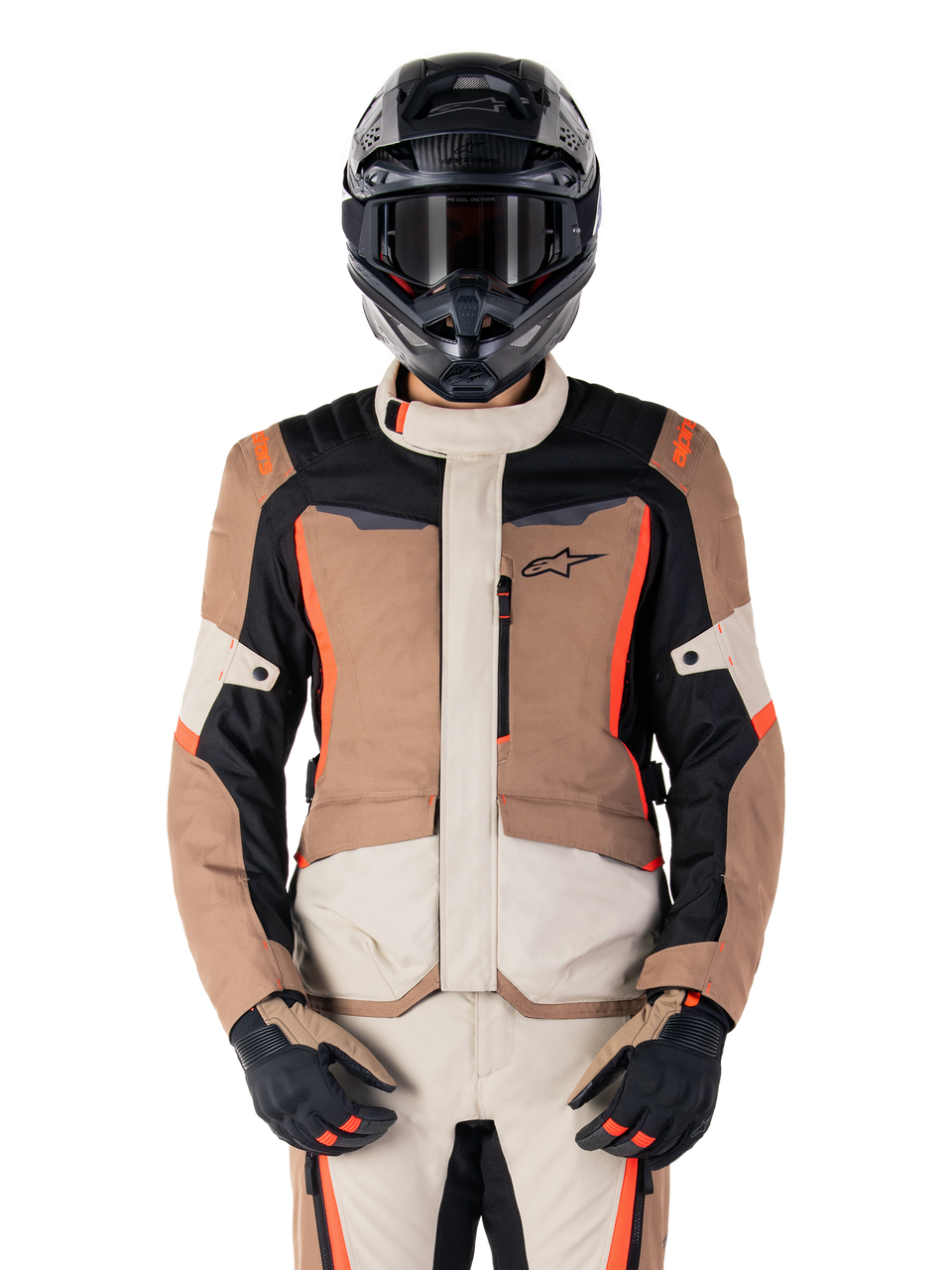 Alpinestars ST-1 Waterproof jas, Dark Khaki Sand Black Red Fluo, gedragen door een motorrijder met een zwarte helm en handschoenen, adventure touring motorkleding met beige en bruine panelen en felle fluo rode accenten, vooraanzicht op een witte achtergrond.