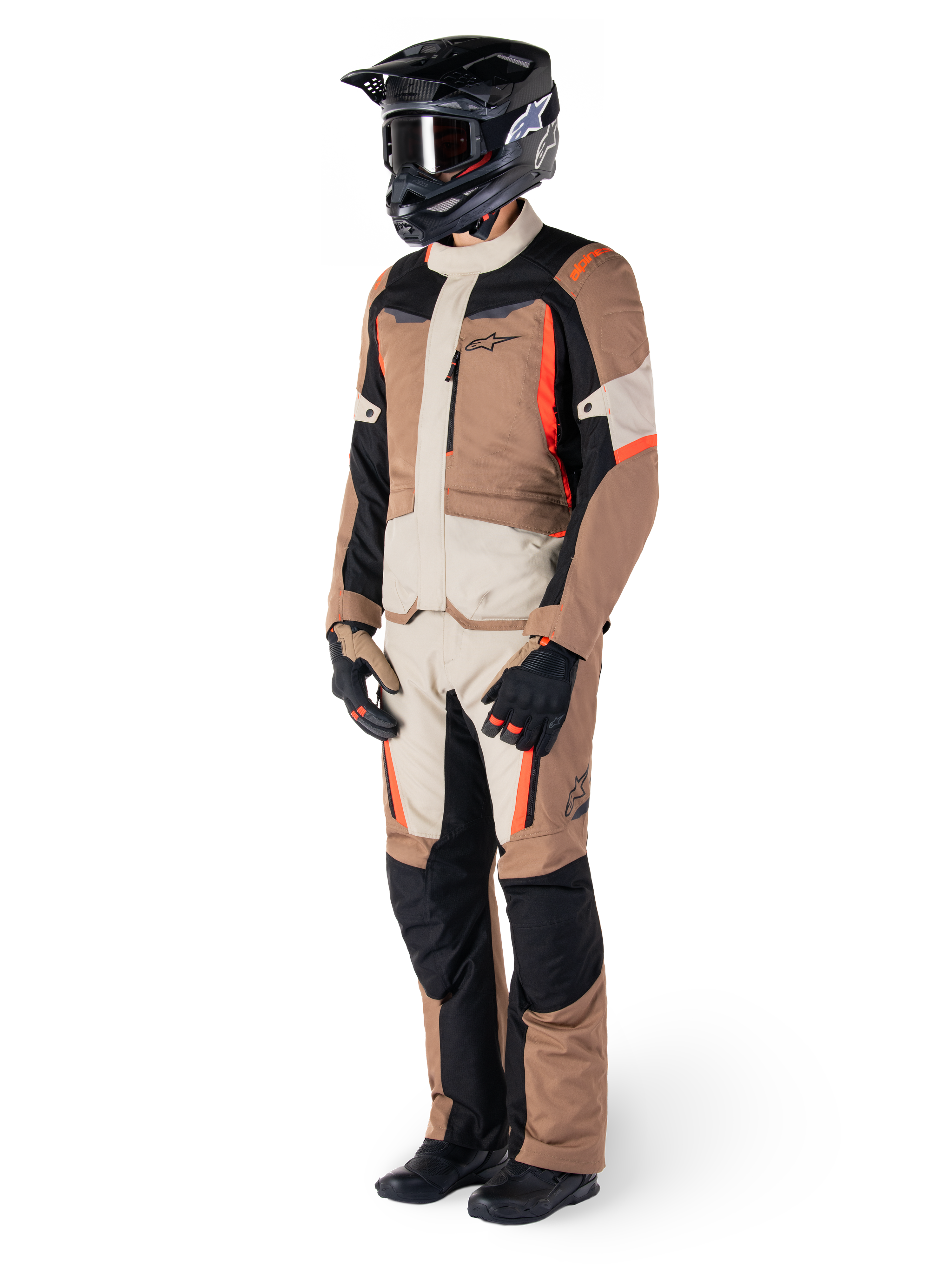 Alpinestars ST-1 Waterproof Jas, Dark Khaki Sand Black Red Fluo, gedragen door een rijder in volledige adventure touring-uitrusting met bijpassende broek, zwarte helm, motorbril, handschoenen en laarzen, technische all-weather motoroutfit