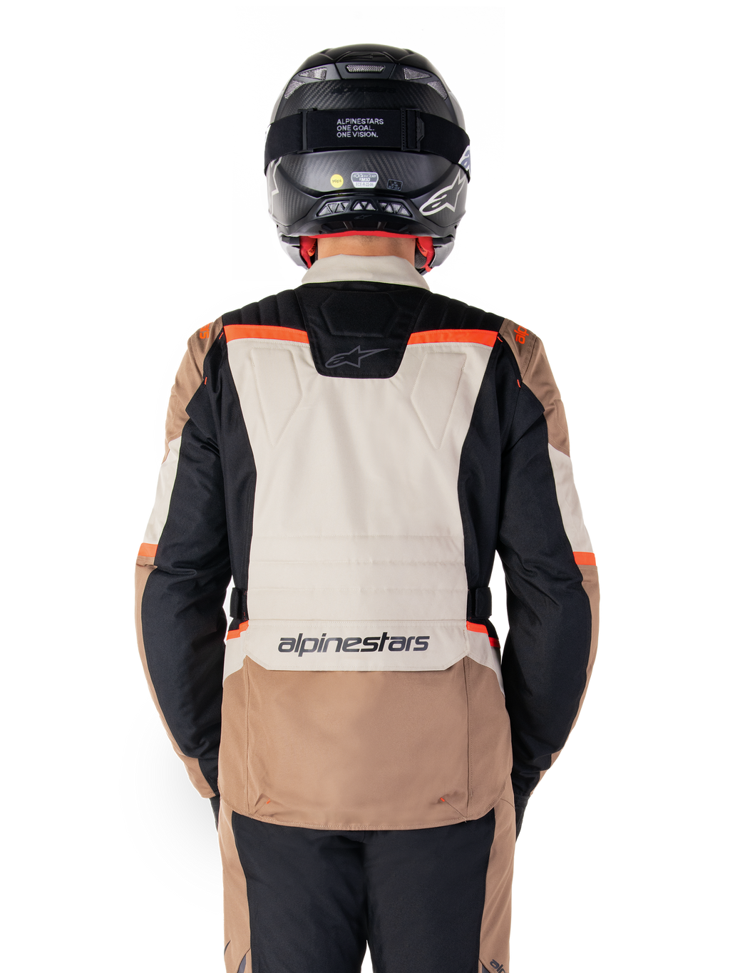 Alpinestars ST-1 Waterproof Jas, Dark Khaki Sand Black Red Fluo, achteraanzicht, adventure touring motorjas met een groot zandkleurig rugpaneel, zwarte mouwen en rode fluo accenten, gedragen door een motorrijder met een zwarte helm