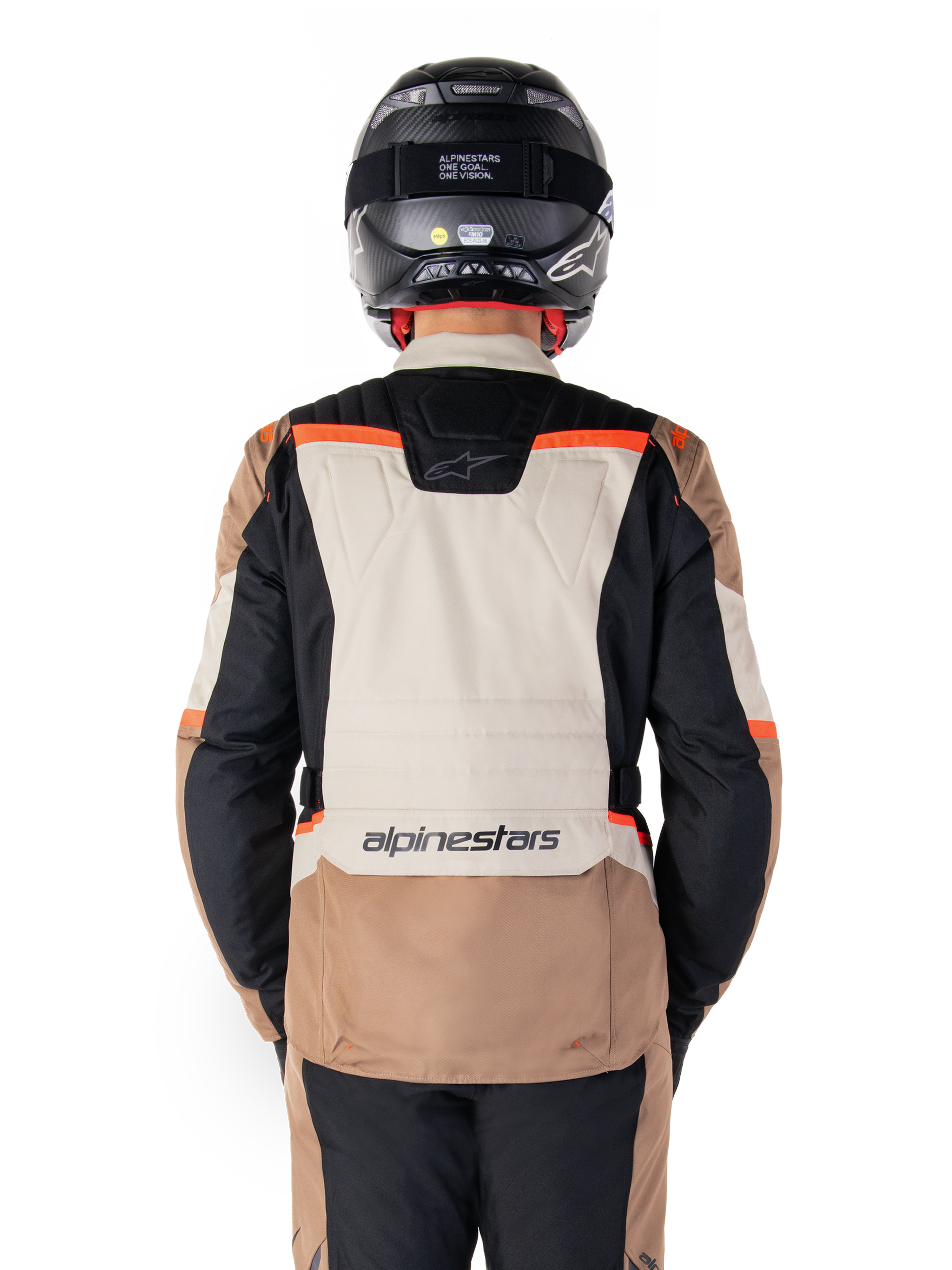 Alpinestars ST-1 Waterproof Jas, Dark Khaki Sand Black Red Fluo, achteraanzicht, adventure touring motorjas met een groot zandkleurig rugpaneel, zwarte mouwen en rode fluo accenten, gedragen door een motorrijder met een zwarte helm