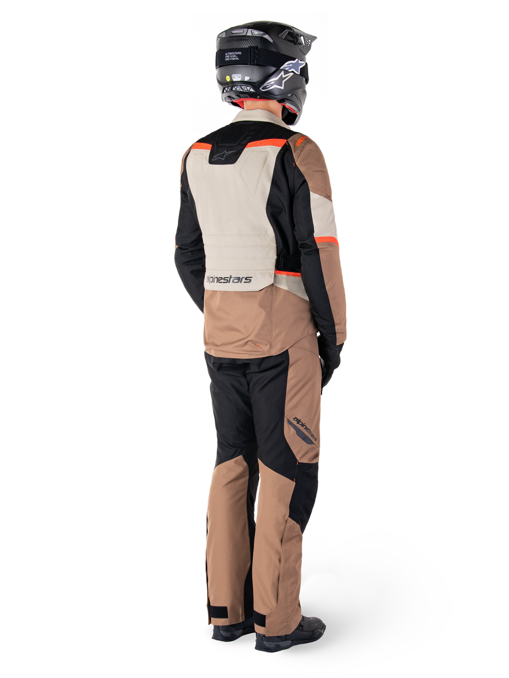 Alpinestars ST-1 Waterproof Jas, adventure touring jas, Dark Khaki Sand Black Red Fluo, achteraanzicht gedragen met bijpassende broek en zwarte helm, voorzien van kleurvlakken en fluorescerende rode accenten.