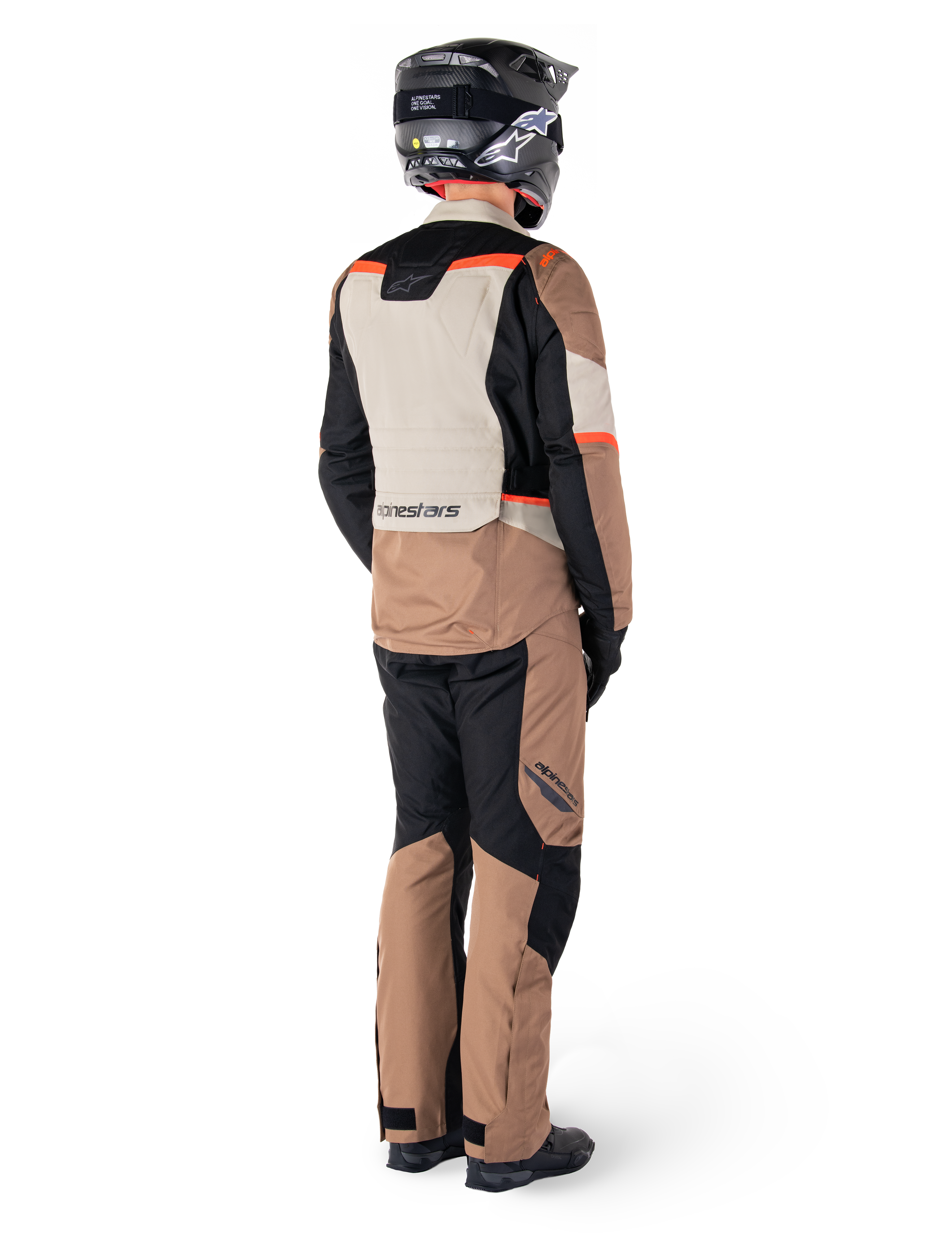 Alpinestars ST-1 Waterproof Jas, adventure touring jas, Dark Khaki Sand Black Red Fluo, achteraanzicht gedragen met bijpassende broek en zwarte helm, voorzien van kleurvlakken en fluorescerende rode accenten.