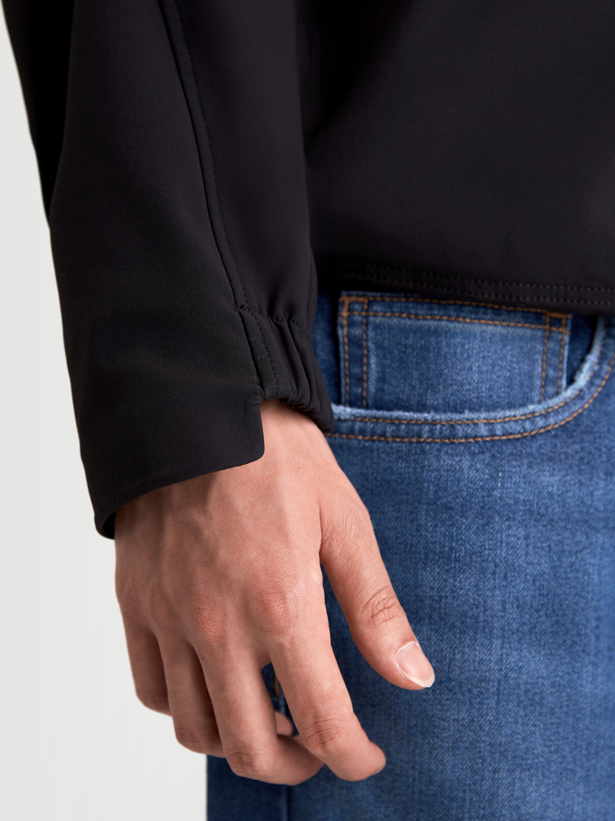 Alpinestars C 5 Drystar jas, heren urban motorjas van textiel, zwart, detailopname van de elastische manchetdetail gedragen door een model in blauwe spijkerbroek
