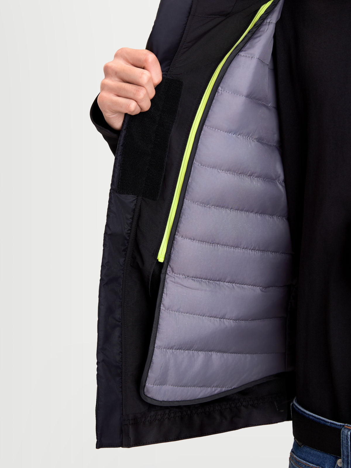 Alpinestars C 5 Drystar jas, heren urban contemporary motorjas, zwart, detailweergave van de afneembare thermojas en waterdichte softshell constructie gedragen door een model