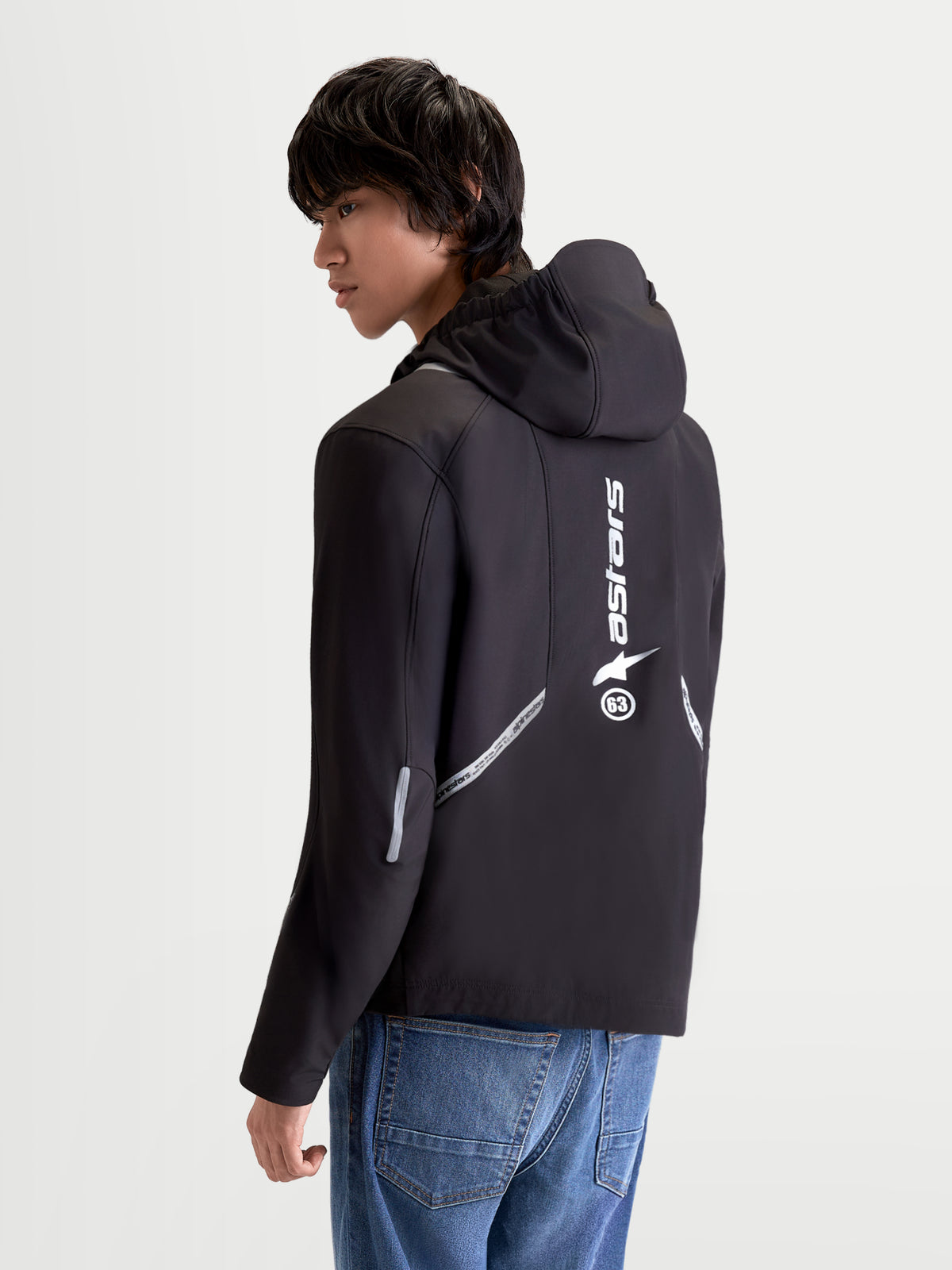 Alpinestars C 5 Drystar jas, heren urban motorjas, zwart, achteraanzicht op model met geïntegreerde capuchon, reflecterende details en verticale logo-opdruk op de rug