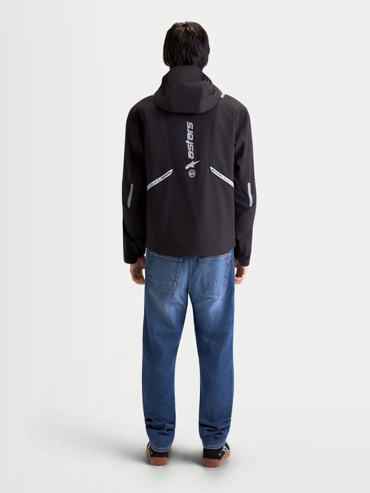Alpinestars C 5 Drystar Jas, zwarte urban motorjas voor heren, achteraanzicht op model met vaste capuchon en reflecterende details