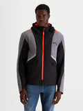 Alpinestars C-5 Drystar jas, heren urban contemporary motorjas in zwart en donkergrijs, vooraanzicht op een model met waterdichte softshell constructie, geïntegreerde capuchon en helderoranje ritsdetails