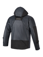 Alpinestars Mospher Waterproof Jas, motorparka, zwart, achteraanzicht met geïntegreerde capuchon en ripstop-stofconstructie, MO.ST.EQ-branding op de bovenrug, tactisch urban ontwerp voor rijden in alle weersomstandigheden