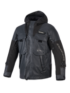 Alpinestars Mospher Waterdichte Jas, zwarte motorparka, tactisch utilitair ontwerp met meerdere grote zakken, ripstop-textielconstructie, geïntegreerde capuchon, witte Alpinestars-branding op de mouw en borst