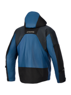 Alpinestars Mospher Waterproof Jas, achteraanzicht, zwart en donker petrol, voorzien van een beschermende capuchon, duurzame ripstop textielconstructie met zwarte versterkte delen en MO.ST.EQ.-logo op de bovenrug, waterdichte urban motorkleding