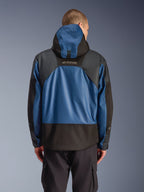 Alpinestars Mospher Waterproof Jas in Black Dark Petrol, achteraanzicht van een motorparka met blauwe ripstop panelen en zwarte verstevigde delen, MO.ST.EQ. branding op de bovenrug, modern urban tactisch ontwerp