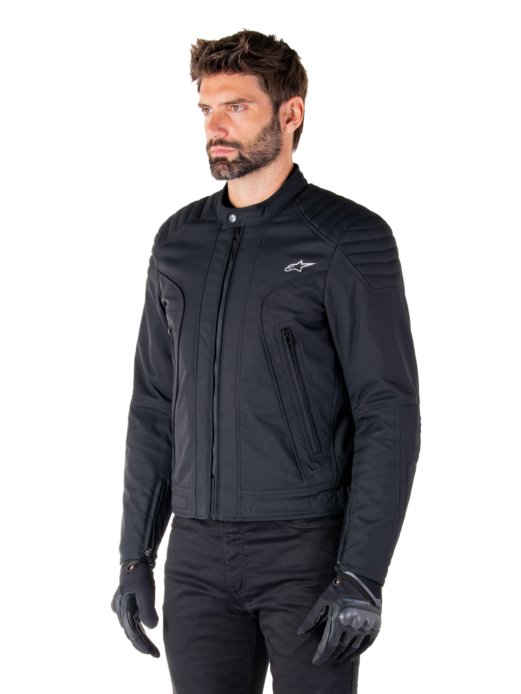Alpinestars Clayton WR Jas, zwart, urban textiele motorjas met gewatteerde details op de schouders en onderarmen, slim-fit ontwerp, matte afwerking, gedragen door een motorrijder met zwarte handschoenen