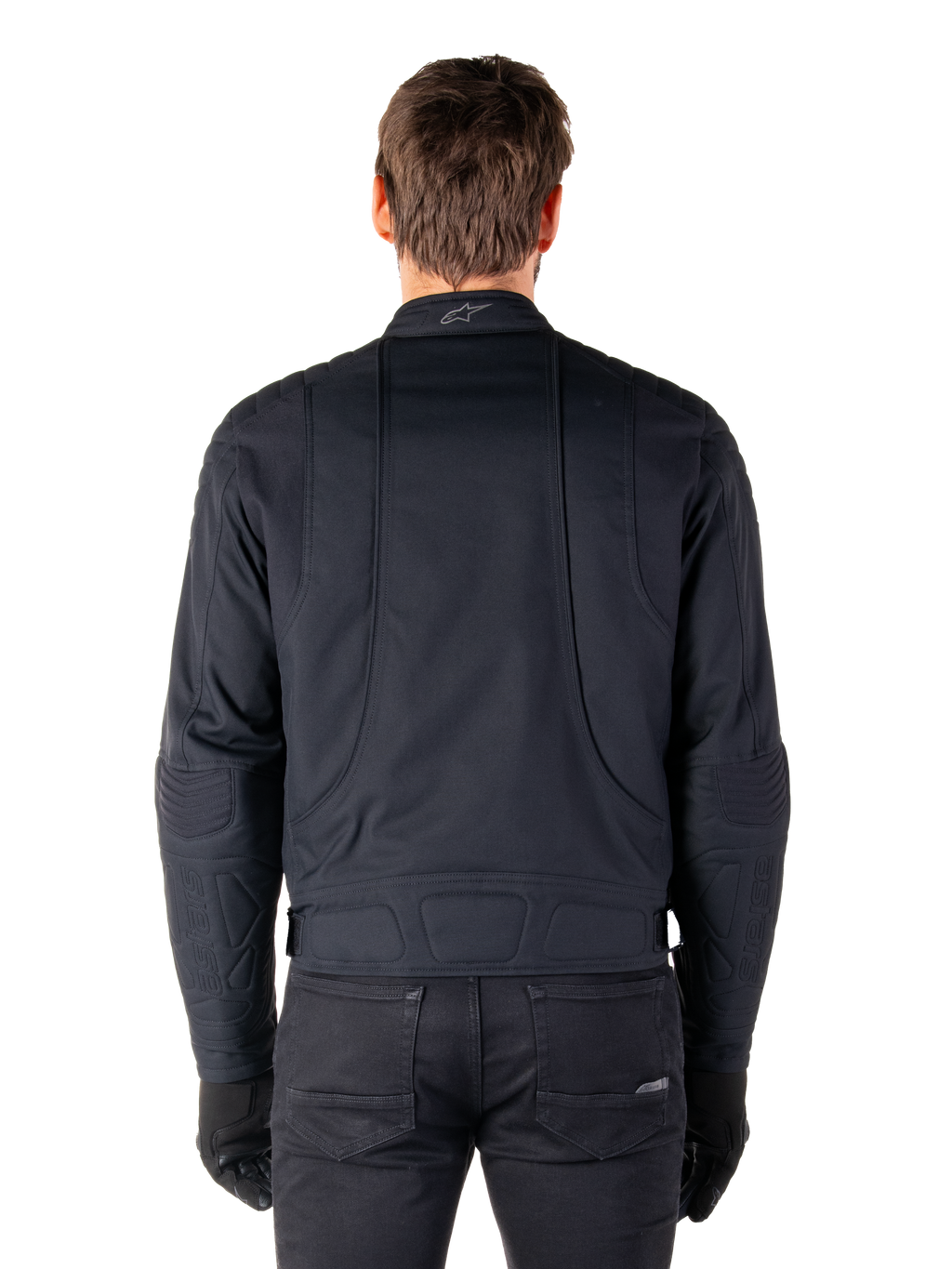 Alpinestars Clayton WR Jas, zwart, achteraanzicht van een man die de waterafstotende urban motorjas draagt, voorzien van gewatteerde versteviging op de schouders en ellebogen, ergonomische lijnen en een matte afwerking