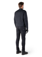 Achteraanzicht van een motorrijder die de Alpinestars Clayton WR Jas in het zwart draagt, voorzien van gewatteerde elleboog- en schouderpanelen, ergonomische gebogen stiknaden en reflecterende kraagdetails, gecombineerd met een zwarte motorbroek en laarzen voor een urban motorlook.