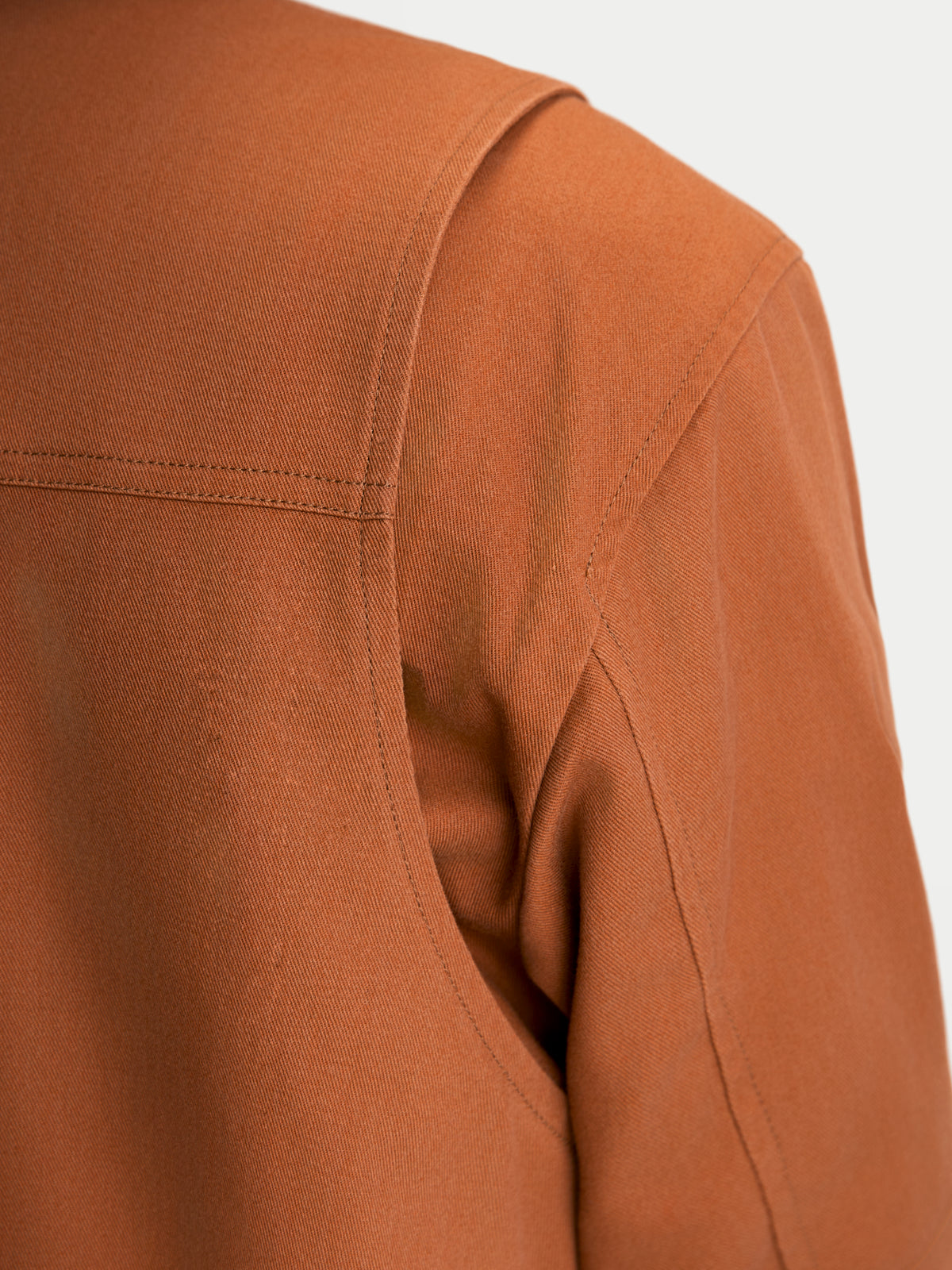 Alpinestars Mustang Wp jas, urban textiel motorjas voor heren in roestbruin, close-up van de schouderconstructie en stretch twill